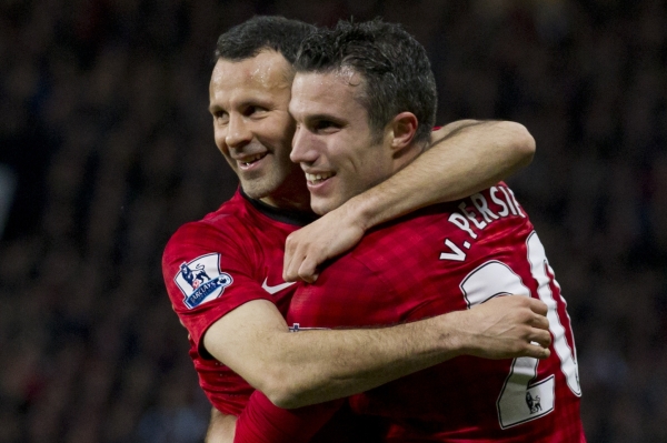 Robin Van Persie (vpravo) získal svůj první titul. Na snímku s Ryanem Giggsem.