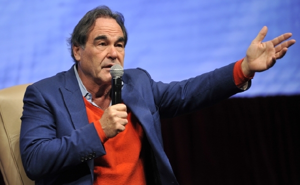 Slavný režisér Oliver Stone. Slavný režisér Oliver Stone.