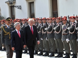 Český prezident Miloš Zeman (vpravo) přijel 23. dubna na dvoudenní návštěvu Rakouska. Ve vídeňském Hofburgu ho uvítal rakouský prezident Heinz Fischer.