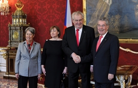 Český prezident Miloš Zeman (druhý zprava) a jeho manželka Ivana Zemanová (druhá zleva) přijeli na dvoudenní návštěvu do Rakouska.