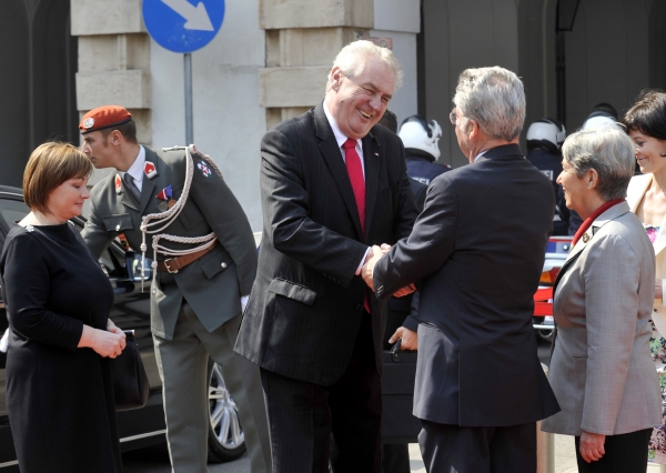 Miloše Zemana přivítal prezident Fischer s chotí. Miloše Zemana přivítal prezident Fischer s chotí.