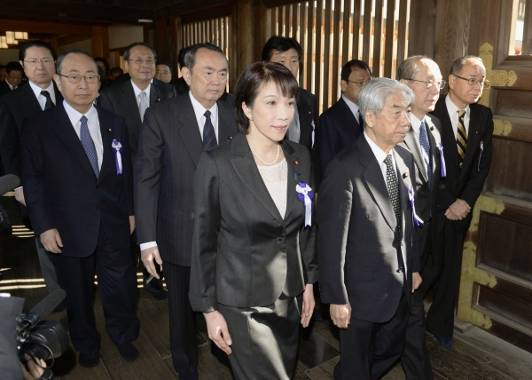 Japonští poslanci ve svatyni Jasukuni.