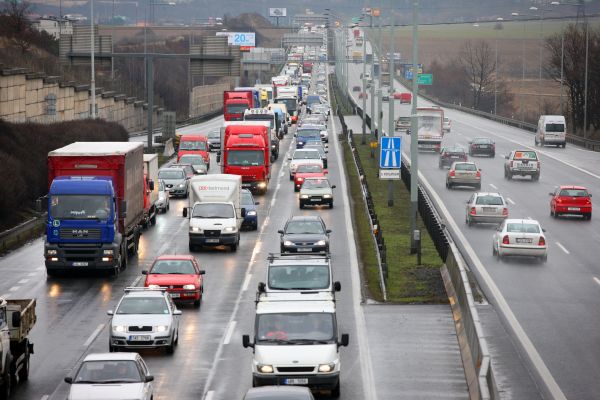 Odvrácená tvář přírůstku automobilů - kolony a zácpy (ilustrační foto).