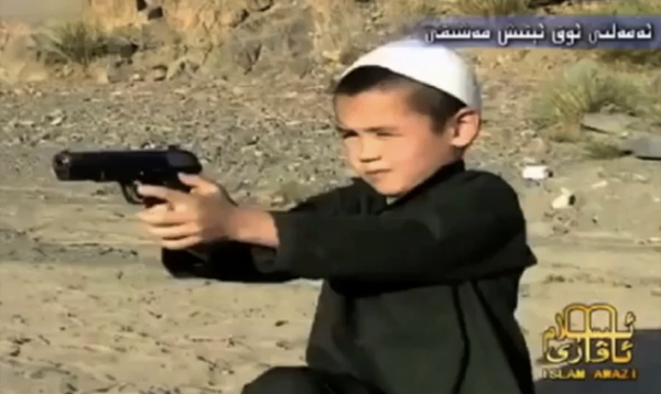Chlapci obecně, tedy i ti muslimští, si rádi hrají na vojáky.