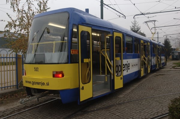 Ulice Sarajeva brázdí modernizované české tramvaje.