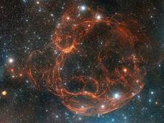 Zbytky supernovy Simeis 147. Jsou od nás tři tisíce světelných let.
