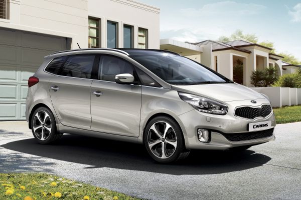 Kia Carens dostala nový šat. Padne jí jako ulitý.
