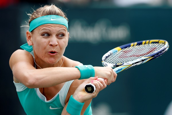 Lucie Šafářová porazila v úvodním kole antukového turnaje ve Stuttgartu domácí Monu Barthelovou 6:4, 6:1.