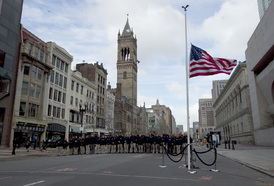 Agenti FBI v Boylston Street poblíž místa, kde na Bostonském maratonu vybuchla jedna z bomb.