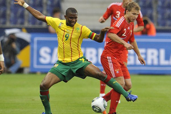 Největší hvězda národního týmu Kamerunu Samuel Eto´o v souboji s Romanem Shishkinem. Největší hvězda národního týmu Kamerunu Samuel Eto´o v souboji s Romanem Shishkinem.
