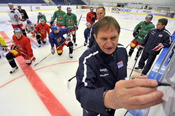 Trenér Hadamczik dává pokyny na reprezentačním srazu. Trenér Hadamczik dává pokyny na reprezentačním srazu.
