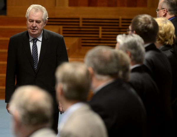 Prezident Miloš Zeman (vlevo) navštívil 25. dubna v Praze Senát, který projednával žádost prezidenta o zvolení kandidátů na ústavní soudce. Prezident Miloš Zeman (vlevo) navštívil 25. dubna v Praze Senát, který projednával žádost prezidenta o zvolení kandidátů na ústavní soudce.