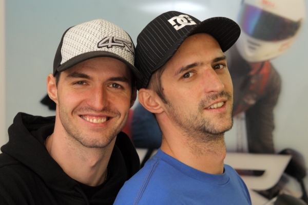 Bratři Smržové, vlevo mladší Matěj, vpravo třicetiletý Jakub. Bratři Smržové, vlevo mladší Matěj, vpravo třicetiletý Jakub.