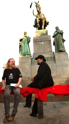 Osvobodit sochu svatého Václava od řetězů se rozhodl písničkář a někdejší disident Jaroslav Hutka (vlevo) a geniální guvernér Balbínovy poetické strany Jiří Hrdina (vpravo). Na podporu myšlenky uspořádali balení řetězové zábrany okolo sochy do červených látek.