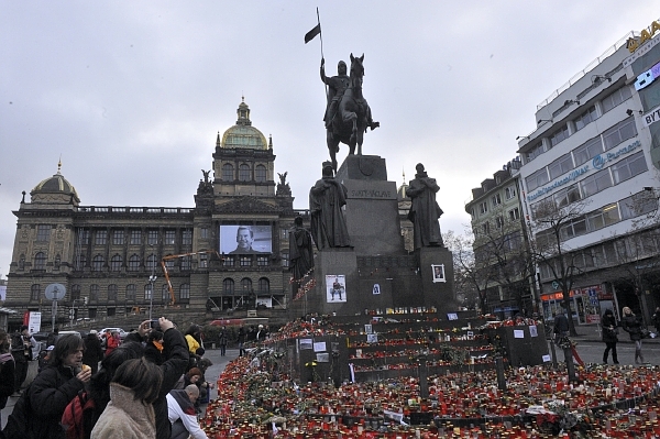 Sousoší, kterému dominuje socha sv. Václava na koni, bylo bez řetězů od roku 2005. Sousoší, kterému dominuje socha sv. Václava na koni, bylo bez řetězů od roku 2005.