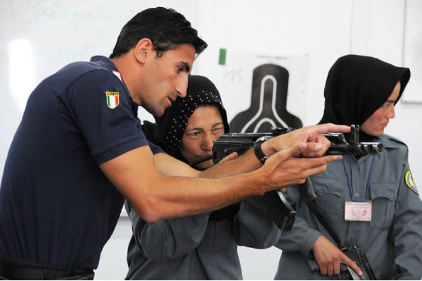 Afghánské policistky při výviku střelby.