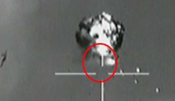 Nepřátelský dron po zásahu střelou z iraelského letounu.