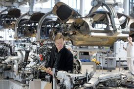 Skladatel Lindberg zkoumá, které automobilové díly znějí nejlépe.