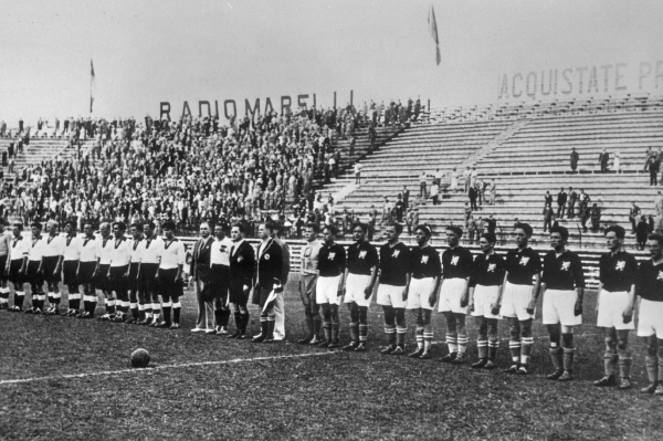 Mužstva ČSR (vpravo) a Německa nastoupená před semifinálovým utkáním na mistrovství světa. Mužstvo ČSR zprava: Rudolf Krčil, Josef Košťálek, Antonín Puč, Štefan Čambal, František Junek, Jaroslav Burgr, Oldřich Nejedlý, František Svoboda, Josef Čtyřoký, Jiří Sobotka a František Plánička. Mužstva ČSR (vpravo) a Německa nastoupená před semifinálovým utkáním na mistrovství světa. Mužstvo ČSR zprava: Rudolf Krčil, Josef Košťálek, Antonín Puč, Štefan Čambal, František Junek, Jaroslav Burgr, Oldřich Nejedlý, František Svoboda, Josef Čtyřoký, Jiří Sobotka a František Plánička.