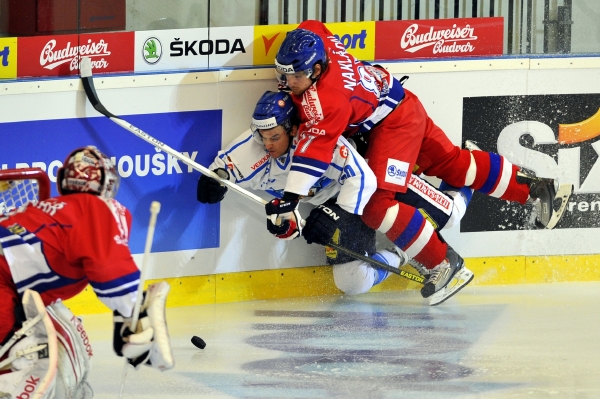 Zleva český brankář Jakub Kovář, Juhamatti Aaltonen z Finska a Jakub Nakládal z ČR.