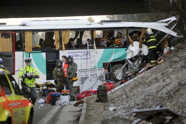 Autobus sjel v pondělí 8. dubna ráno u dálničního sjezdu u Rokycan z dálnice a zabořil se přední částí do svahu.