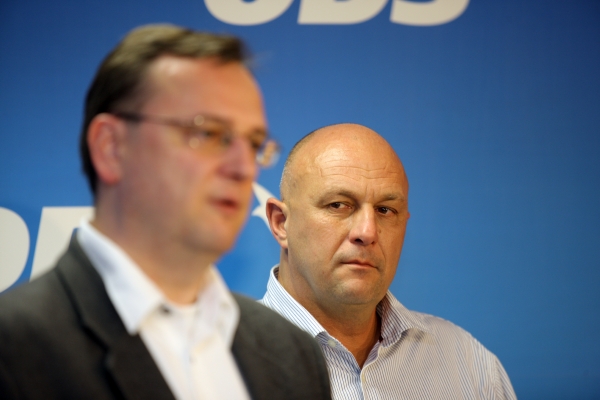 Exministr zdravotnictví Tomáš Julínek vysvětlil premiéru Petru Nečasovi, jak to bylo s provozem letecké záchranné služby.