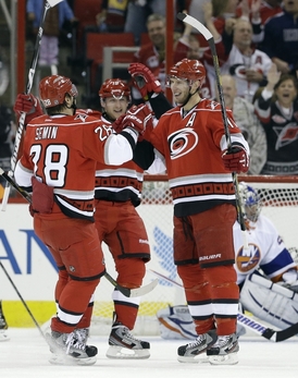 V Carolině září forvard Jiří Tlustý (uprostřed), tým si ale o Stanley Cup nezahraje.