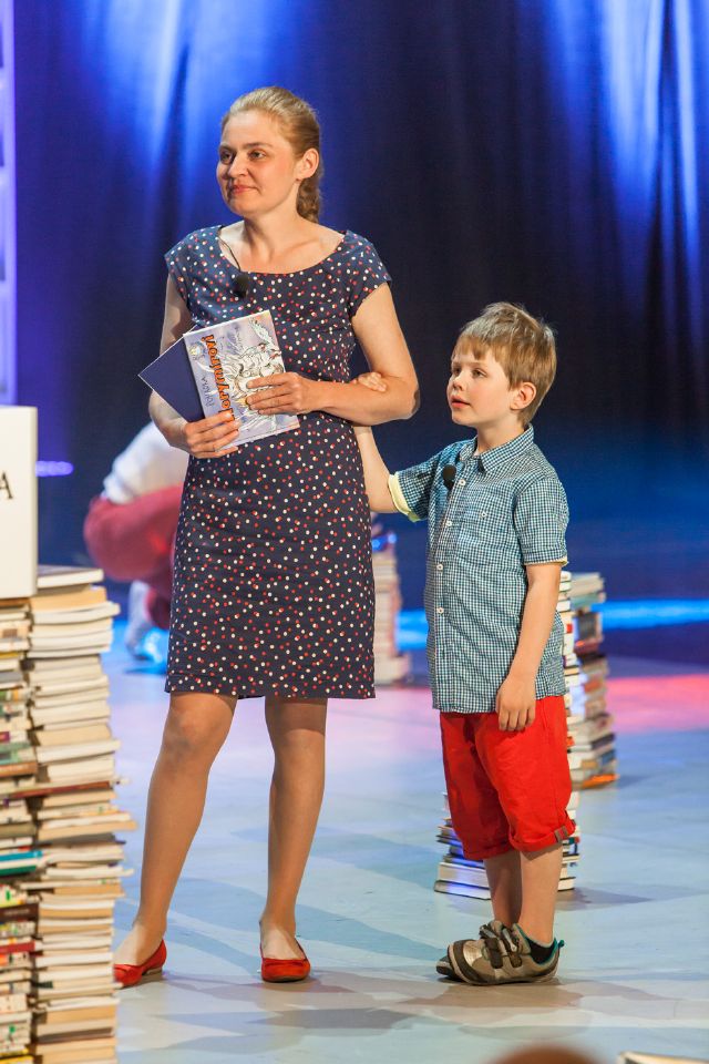 Lucie na ceremoniálu se svým synkem Toníkem.