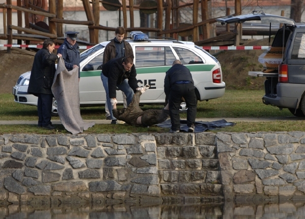 Policie nalezla v pátek ve Vltavě dvě mrtvá těla, okolnosti se prošetřují (ilustrační foto).