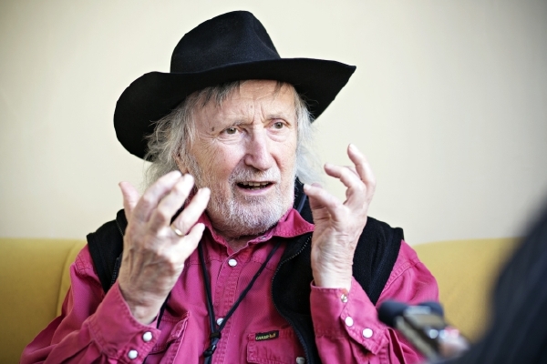 Režisér Juraj Jakubisko pokřtí koncem dubna svoji autobiografii Živé stříbro. Kniha bude jeho dárkem k pětasedmdesátým narozeninám.