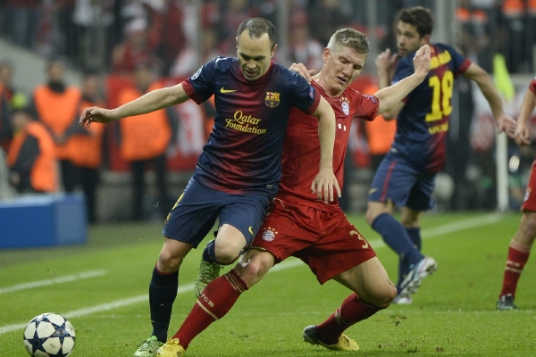 Andrés Iniesta (vlevo) zažil s Barcou několik pádů, konec úspěšné éry ale odmítá.