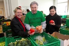 Berliner Tafel a berlínský starosta Klaus Wowereit.