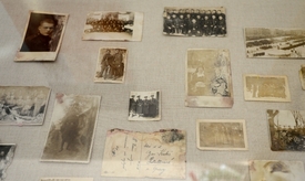 Při opravě schodů byly rovněž nalezeny unikátní fotografie.