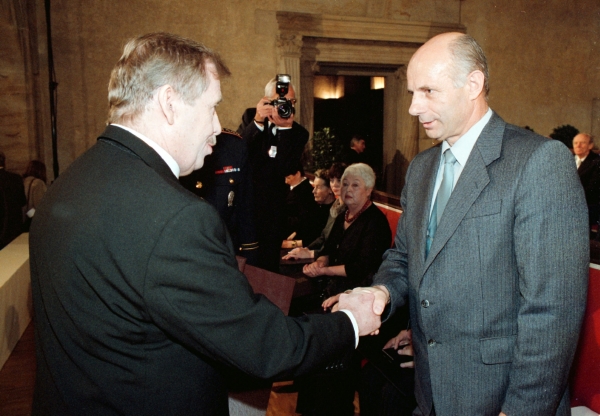 Archivní foto z roku 2001: Josef Hasil, známý jako "král Šumavy", přebírá medaili Za hrdinství od prezidenta Václava Havla.