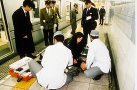 Útok sarinem v tokijském metru.