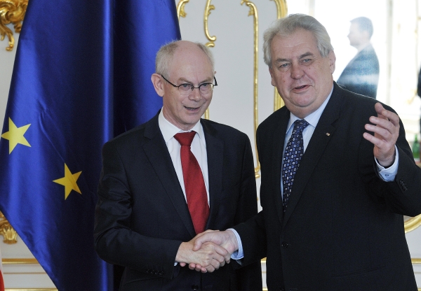 Herman Van Rompuy (vlevo) na setkání s českým prezidentem Milošem Zemanem.