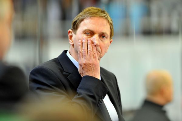 Trenér Alois Hadamczik na střídačce hokejové reprezentace.