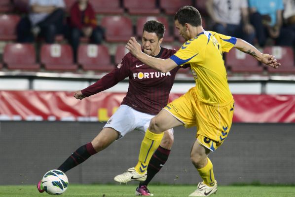 Zleva Václav Kadlec z AC Sparta Praha a Ondřej Šourek z FC Vysočina Jihlava bojují o míč. Zleva Václav Kadlec z AC Sparta Praha a Ondřej Šourek z FC Vysočina Jihlava bojují o míč.