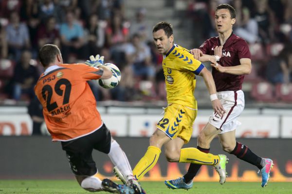 Zleva brankář Jaromír Blažek a Tomáš Josl z FC Vysočina Jihlava a David Lafata z AC Sparta Praha. Zleva brankář Jaromír Blažek a Tomáš Josl z FC Vysočina Jihlava a David Lafata z AC Sparta Praha.