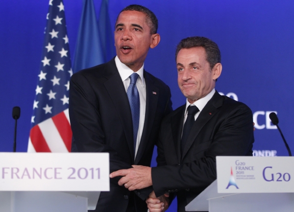 Americký prezident Barack Obama (vlevo) a bývalý prezident Francie Nicolas Sarkozy.