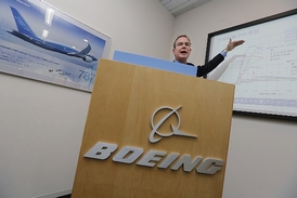 Šéfinženýr Boeingu Michael Sinnett na tiskové konferenci.
