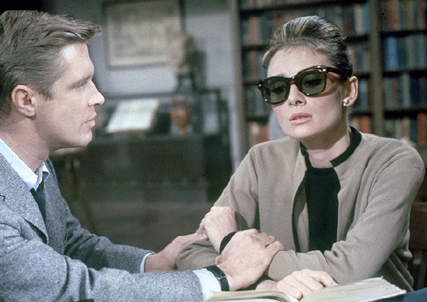 Na motivy Capoteho knihy vznikl snad nejslavnější film s Audrey Hepburn. Na motivy Capoteho knihy vznikl snad nejslavnější film s Audrey Hepburn.