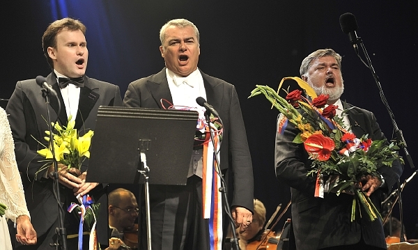 Miroslav Dvorský (uprostřed) už La Traviatu zpíval i na scéně vídeňské opery. Miroslav Dvorský (uprostřed) už La Traviatu zpíval i na scéně vídeňské opery.