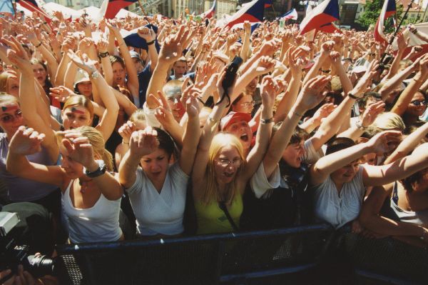 Čeští fanoušci se tradičně scházejí na Staroměstským náměstí v Praze. Čeští fanoušci se tradičně scházejí na Staroměstským náměstí v Praze.