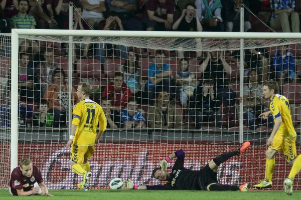 Gólman Tomáš Vaclík dostal od svého kolegy Jiřího Jarošíka vlastní gól. Gólman Tomáš Vaclík dostal od svého kolegy Jiřího Jarošíka vlastní gól.