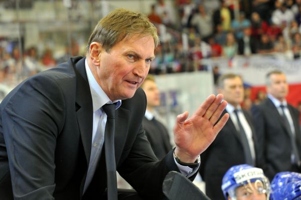 Alois Hadamczik na střídačce národního týmu se Švédskem. Alois Hadamczik na střídačce národního týmu se Švédskem.
