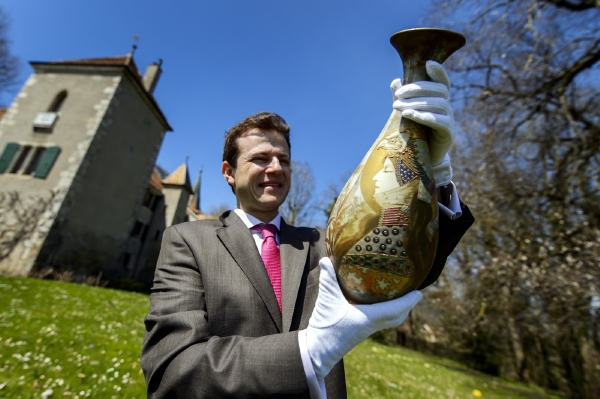 Bernard Piguet při dražbě na zámku Gingins.