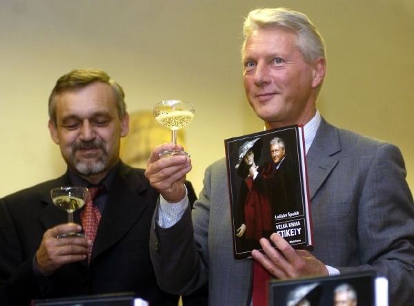 Ilja Racek (vlevo) na obrázku s Ladislavem Špačkem. Ilja Racek (vlevo) na obrázku s Ladislavem Špačkem.