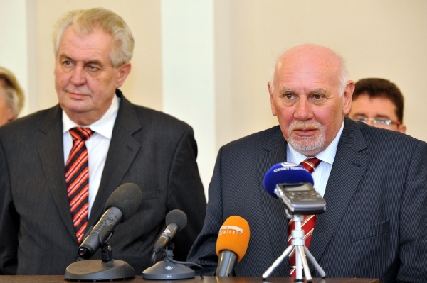 Prezident Miloš Zeman navštívil 26. března Ústavní soud v Brně a na tiskové konferenci oznámil jména kandidátů na nové ústavní soudce. Vpravo předseda Ústavního soudu Pavel Rychetský. Prezident Miloš Zeman navštívil 26. března Ústavní soud v Brně a na tiskové konferenci oznámil jména kandidátů na nové ústavní soudce. Vpravo předseda Ústavního soudu Pavel Rychetský.