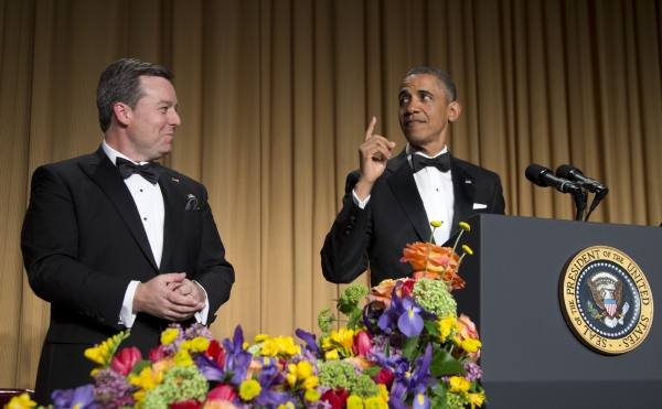 Prezident Obama při svém vtipu pohlédl na Eda Henryho z Fox News.